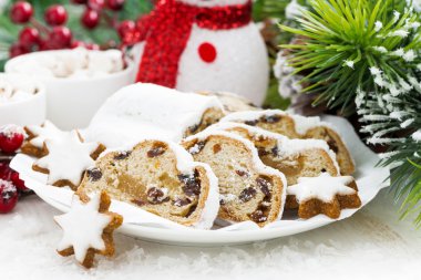 Noel kompozisyon Stollen, bisküvi ve kardan adam ile
