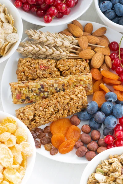 Surtido de barras de muesli de cereales, fruta fresca y seca en plato — Foto de Stock