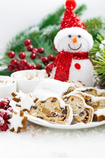 Composizione natalizia con Stollen e biscotti sul tavolo bianco — Foto Stock