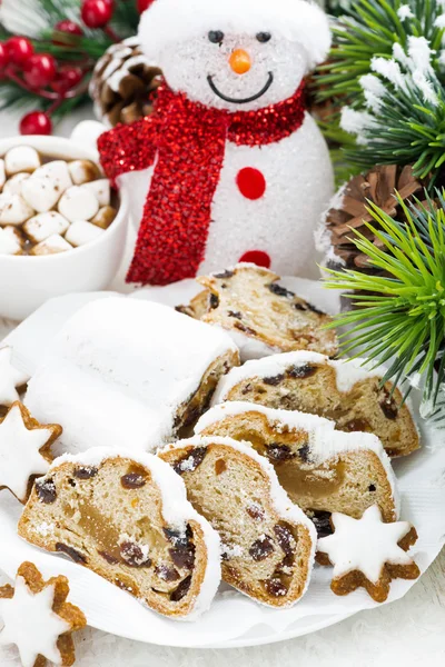 Composizione natalizia con Stollen, biscotti e pupazzo di neve — Foto Stock