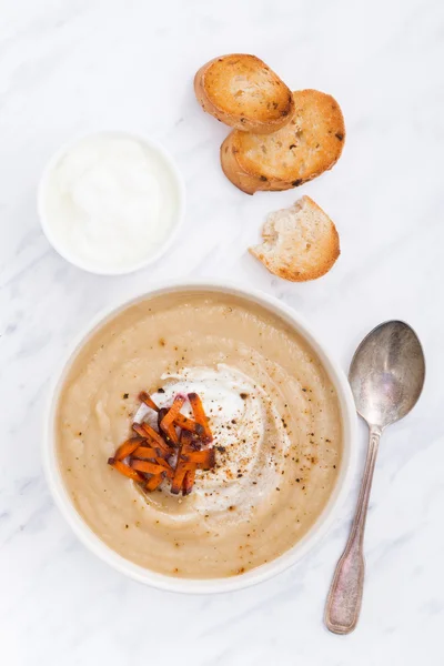 Sopa de crema con zanahorias caramelizadas y croutons, vertical — Foto de Stock