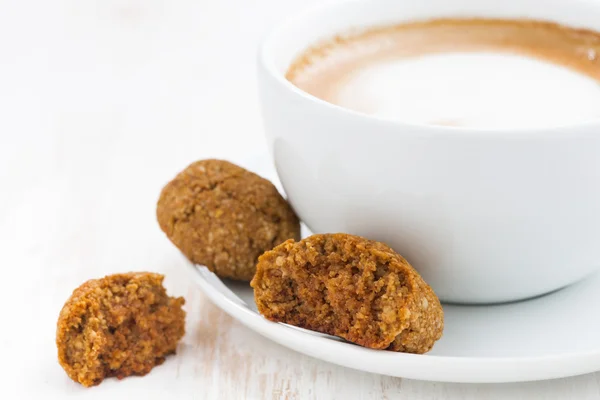 Tasse Cappuccino und Mandelplätzchen, Nahaufnahme, selektiver Fokus — Stockfoto