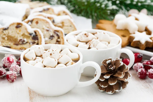 Горячий шоколад с зефиром и рождественской выпечкой — стоковое фото