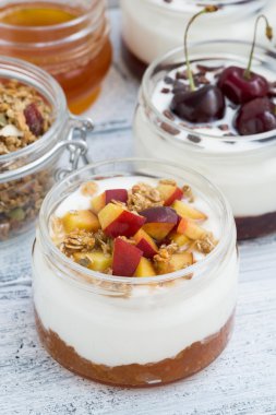 tatlı krem, şeftali ve kiraz reçeli, dikey