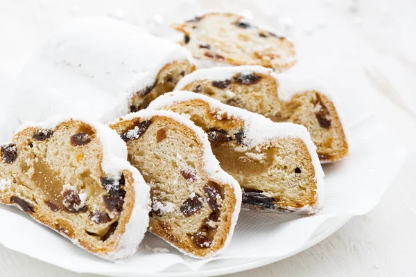 Natale Stollen su un piatto, primo piano — Foto Stock