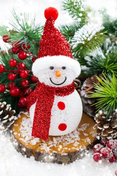 Composición navideña con muñeco de nieve, primer plano vertical — Foto de Stock