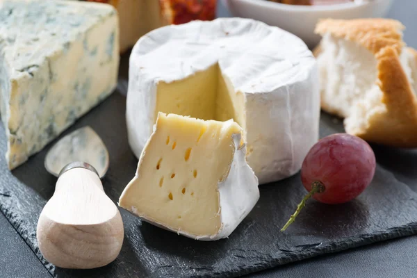 チーズ、スナック、クローズ アップを成形 — ストック写真