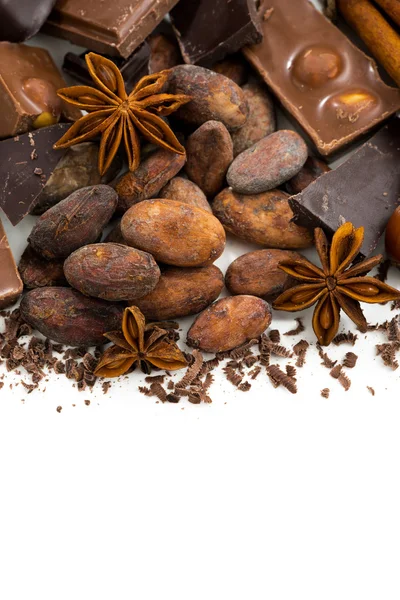 Sfondo con fagioli di cacao, cioccolato e spezie, primo piano — Foto Stock