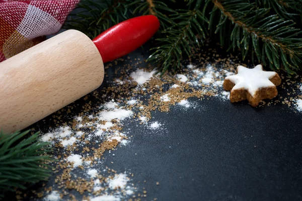 Black background for text with a rolling pin and gingerbread — Stock Photo, Image