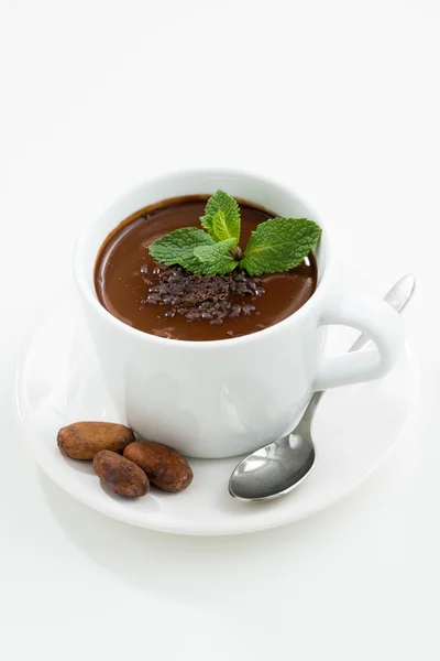Kopp med varm choklad på vitt bord, vertikal — Stockfoto