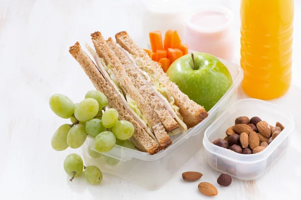 School lunch met broodjes en fruit — Stockfoto