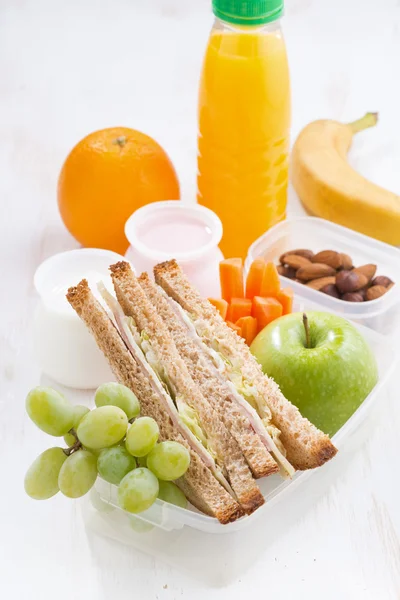 School lunch met sandwich, verticale, top bekijken — Stockfoto