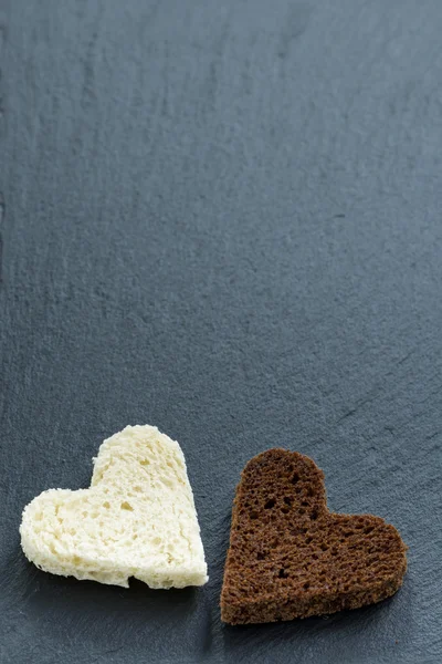 Segale tostato e pane bianco sotto forma di cuore — Foto Stock