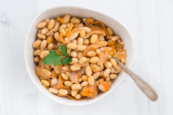 Guiso con soja y verduras sobre mesa de madera blanca — Foto de Stock