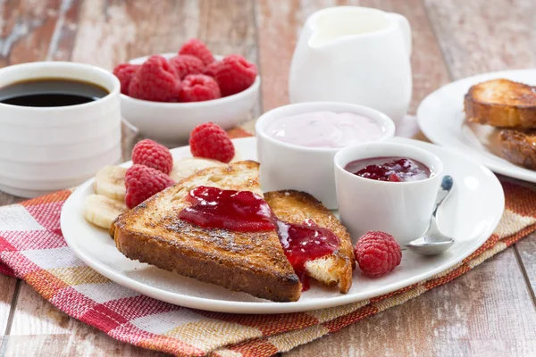 Süße Toasts mit frischen Himbeeren, Marmelade und Joghurt — Stockfoto