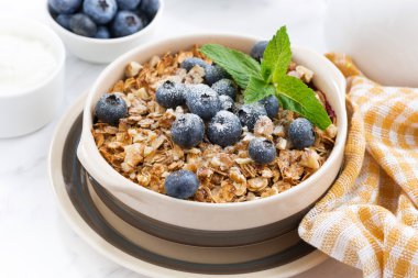 Berry kek seramik formunda, closeup yulaf ezmesi ile