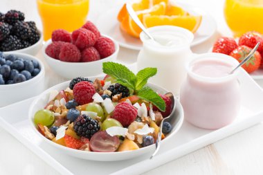 meyve salatası ve çeşitli yoğurt