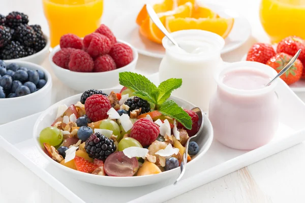 Fruktsallad och olika yoghurt — Stockfoto