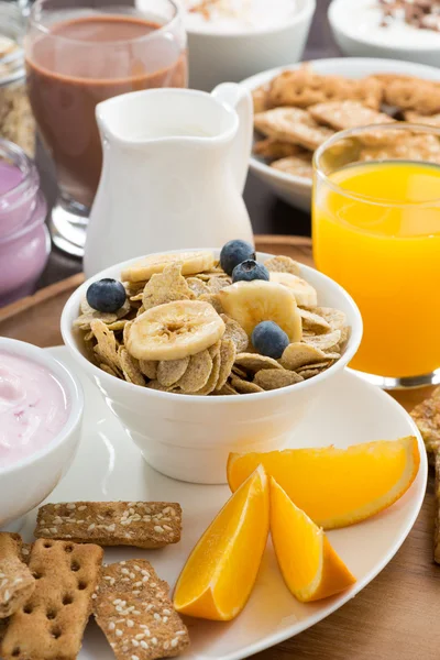 Desayuno saludable con cereales, vertical, primer plano —  Fotos de Stock