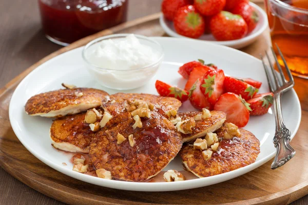 Pancakes with fresh strawberries and cream, jam and tea — Stock Photo, Image