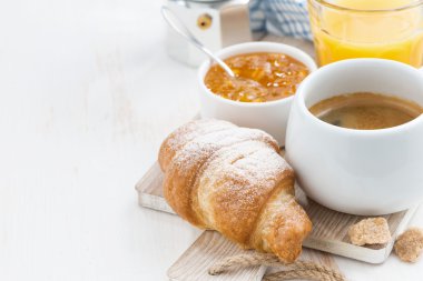 Kahve taze kruvasan, portakal suyu ve reçel