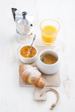 Kahve taze kruvasan, portakal suyu ve reçel
