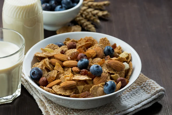 Breakfast cereal flakes with blueberries and nuts — Stock Photo, Image