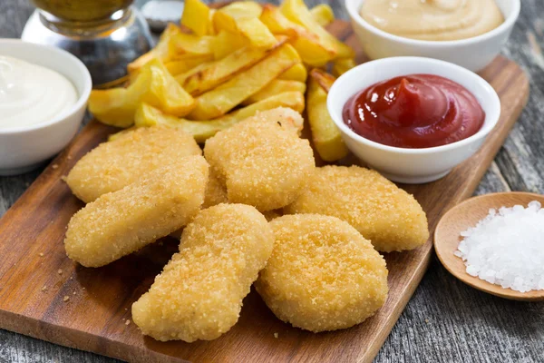 Nuggets de poulet aux frites et sauce tomate — Photo