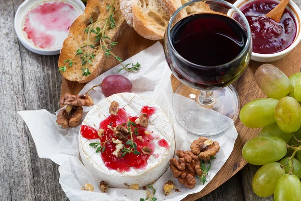 Вкусные закуски для вина - камамбер, ягодное варенье, тост — стоковое фото