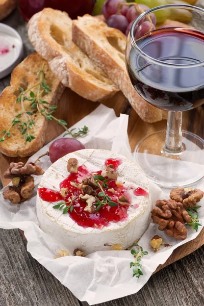 Deliziosi antipasti per il vino camembert, marmellata di bacche, pane tostato — Foto Stock