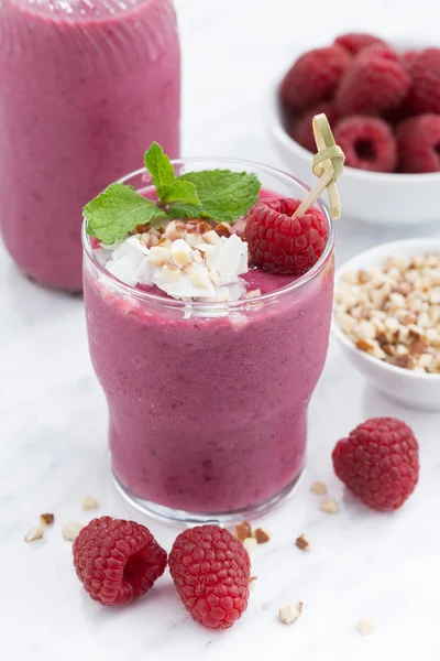 Fresh raspberry smoothie with nuts, vertical, closeup — Stock Photo, Image