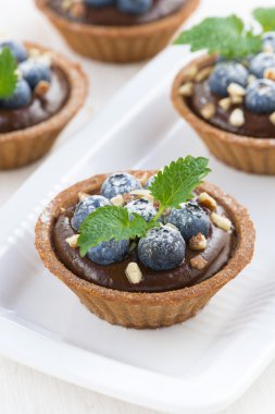 yaban mersini ve tartlets, üstten görünüm içinde nane çikolata mousse