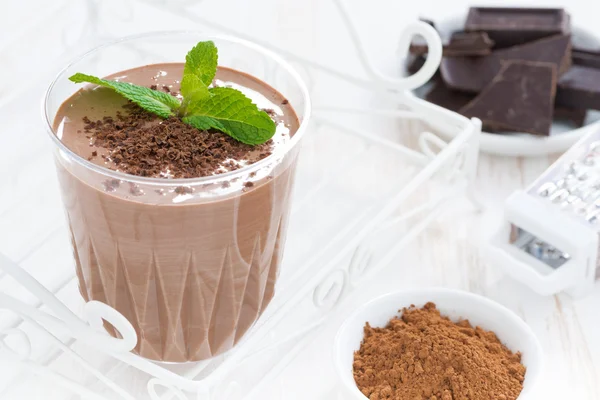 Chocolate milkshake and ingredients, close-up — Stock Photo, Image