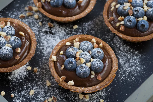 MUS czekoladowy z świeże jagody i orzechy w tartlets — Zdjęcie stockowe