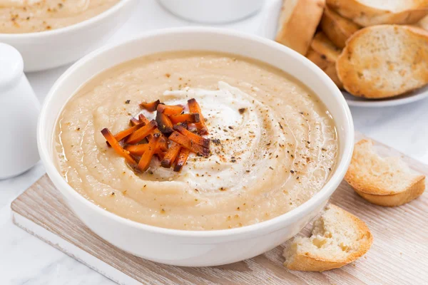 Sahnesuppe mit karamellisierten Karotten, Draufsicht — Stockfoto