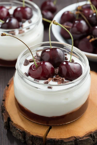 Dessert met room en jam in glazen pot, verticale, close-up — Stockfoto