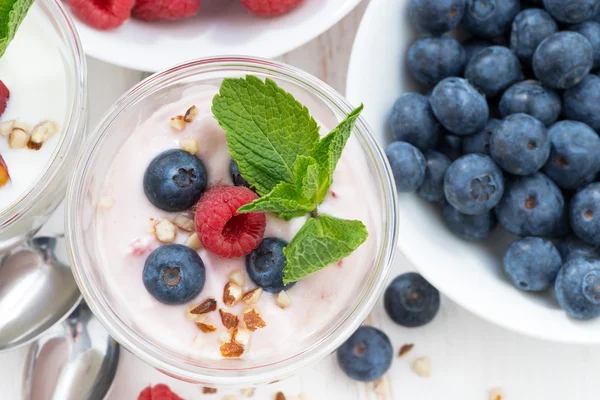 Färsk fruktyoghurt med bär, ovanifrån — Stockfoto