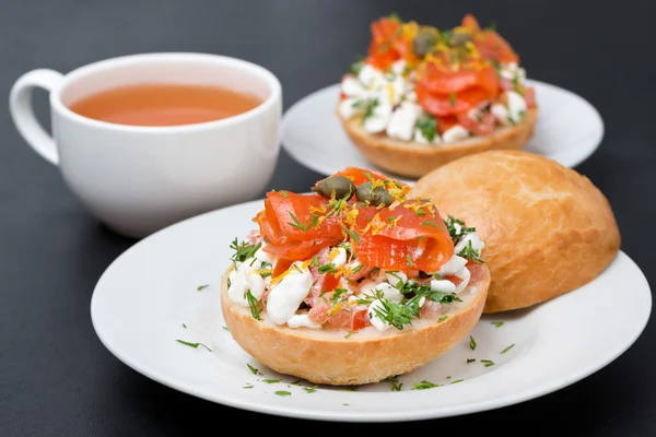 Sandwich con ensalada de requesón, tomate y salmón —  Fotos de Stock