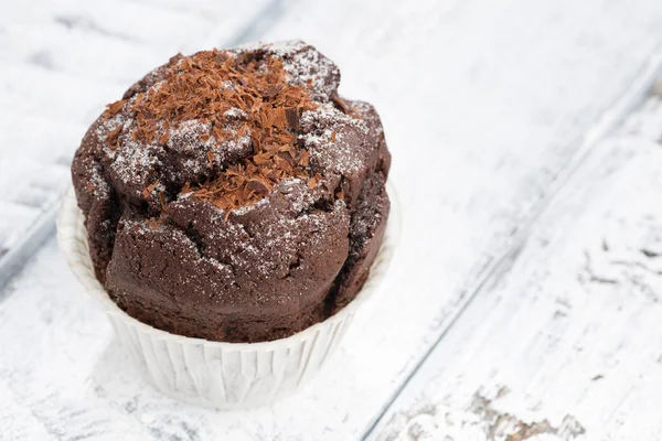 Schokoladenmuffins mit Puderzucker auf weißem Holzhintergrund — Stockfoto