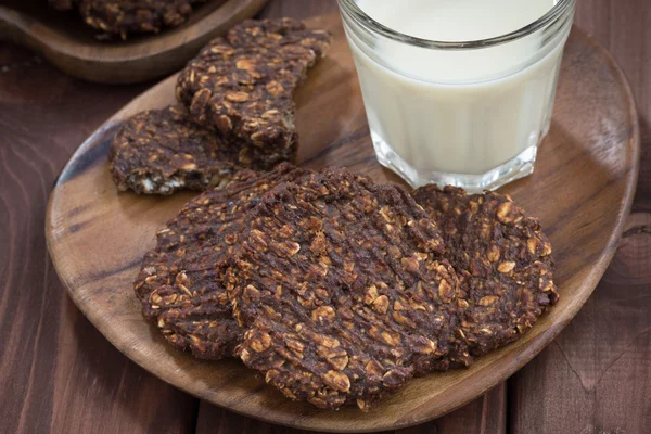 Biscoitos de aveia de chocolate e um copo de leite, vista superior — Fotografia de Stock