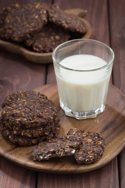 Шоколадне вівсяне печиво та склянка молока — стокове фото