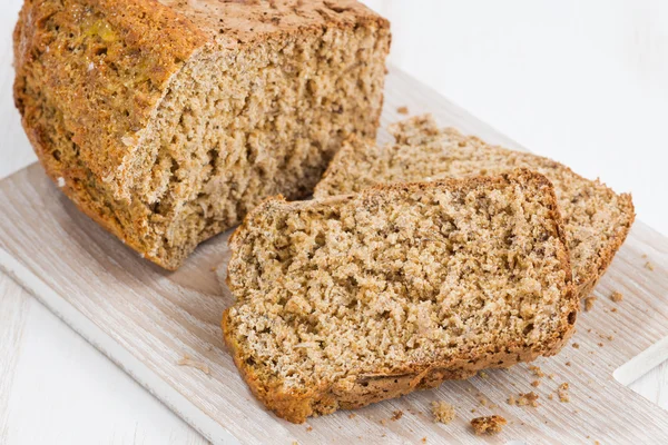 Pan de plátano en una tabla de cortar — Foto de Stock