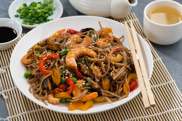 Asian buckwheat noodles with seafood and vegetables — Stock Photo, Image