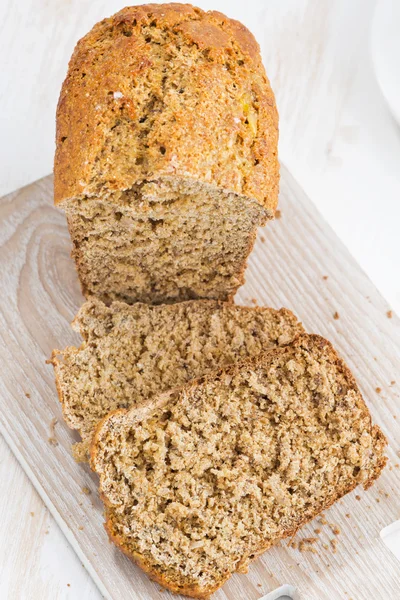 Pan de plátano en una tabla de cortar, vista superior —  Fotos de Stock