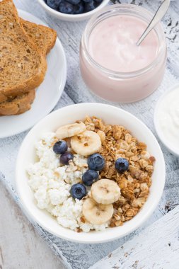 Süzme peynir, müsli ve sağlıklı kahvaltı için taze meyve