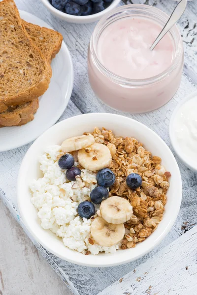 Queso cottage, muesli y fruta fresca para un desayuno saludable — Foto de Stock
