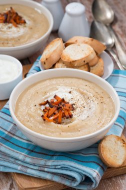 karamelize havuç, üstten görünüm ile kremalı sebze çorbası