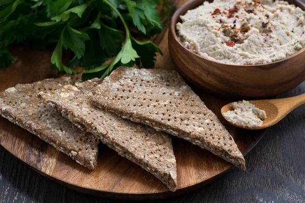 Rye flat bread and vegetable pate with spices — Stock Photo, Image