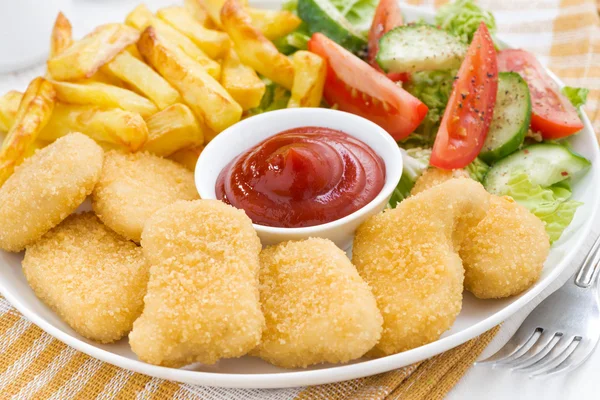 Almuerzo de comida rápida con nuggets de pollo, papas fritas y ensalada, cl — Foto de Stock