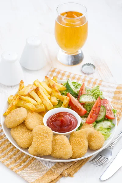 Almoço fast food com nuggets de frango, batatas fritas e vegetais — Fotografia de Stock